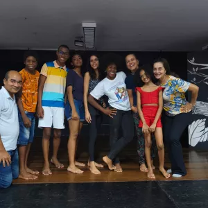 Alunos e instrutor da oficina de teatro