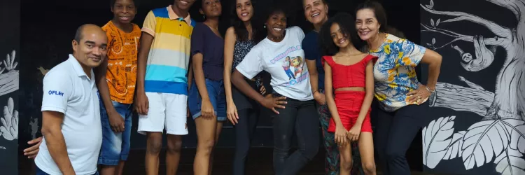 Alunos e instrutor da oficina de teatro