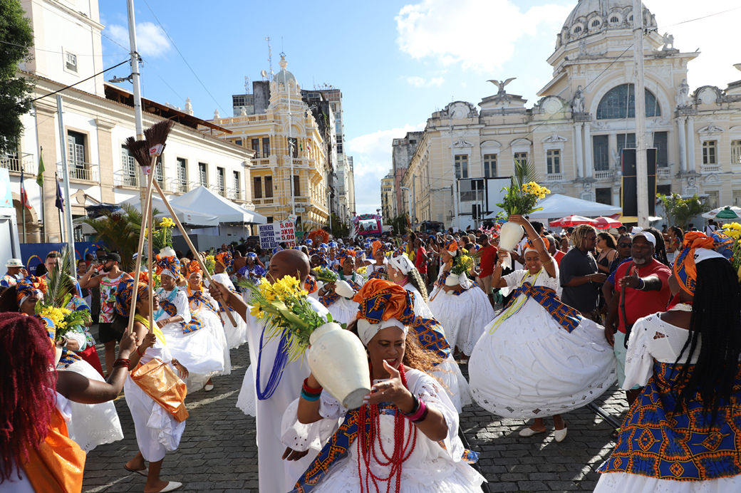 Ala das baianas lidera cortejo da Lavagem Cultural