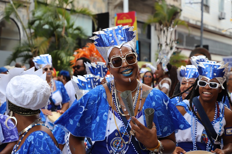 Integrante do afoxé Filhas de Gandhy, vestida de azul