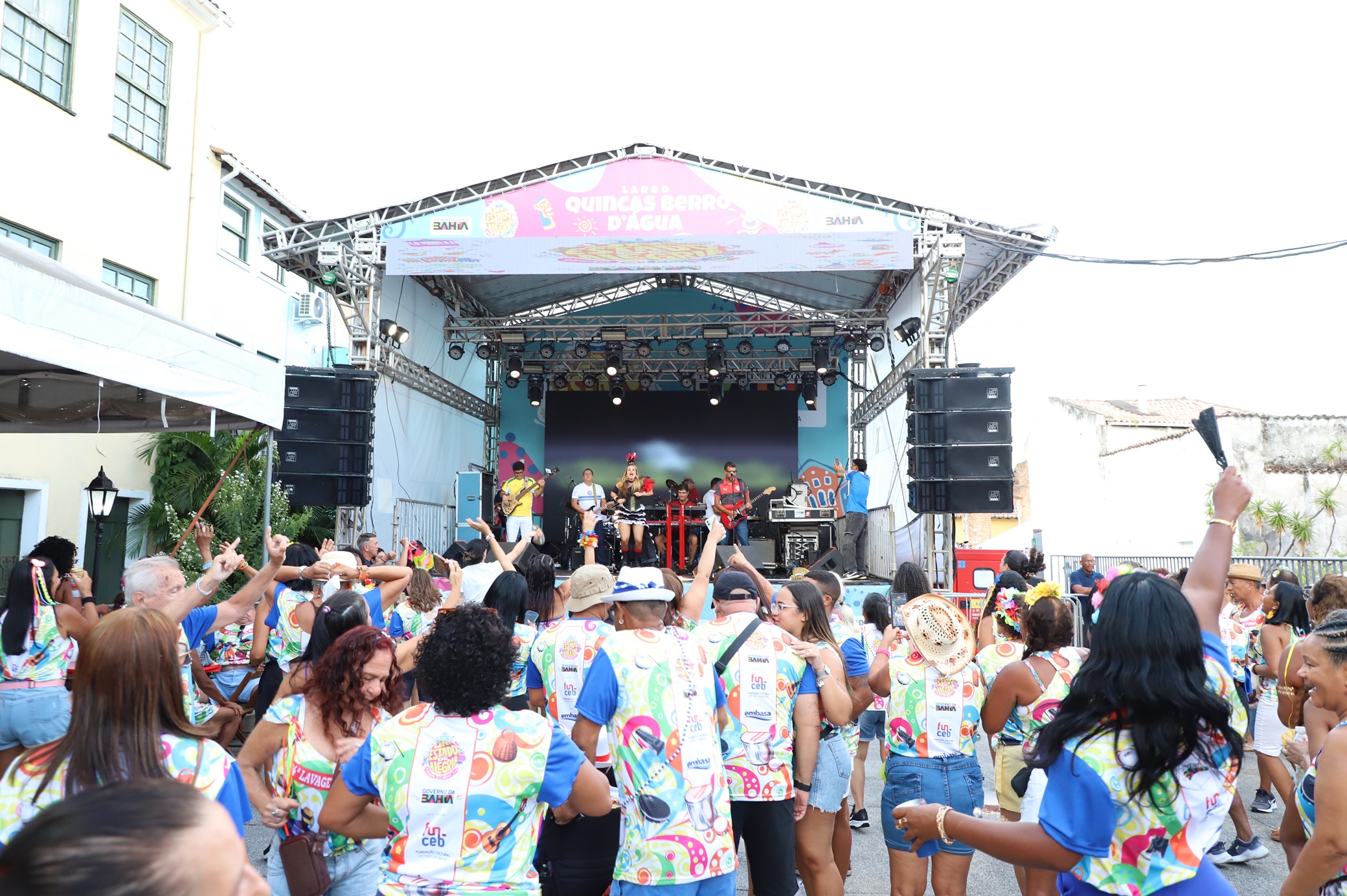 Fantasiada, Mirella Bastos anima público com sucessos do axé