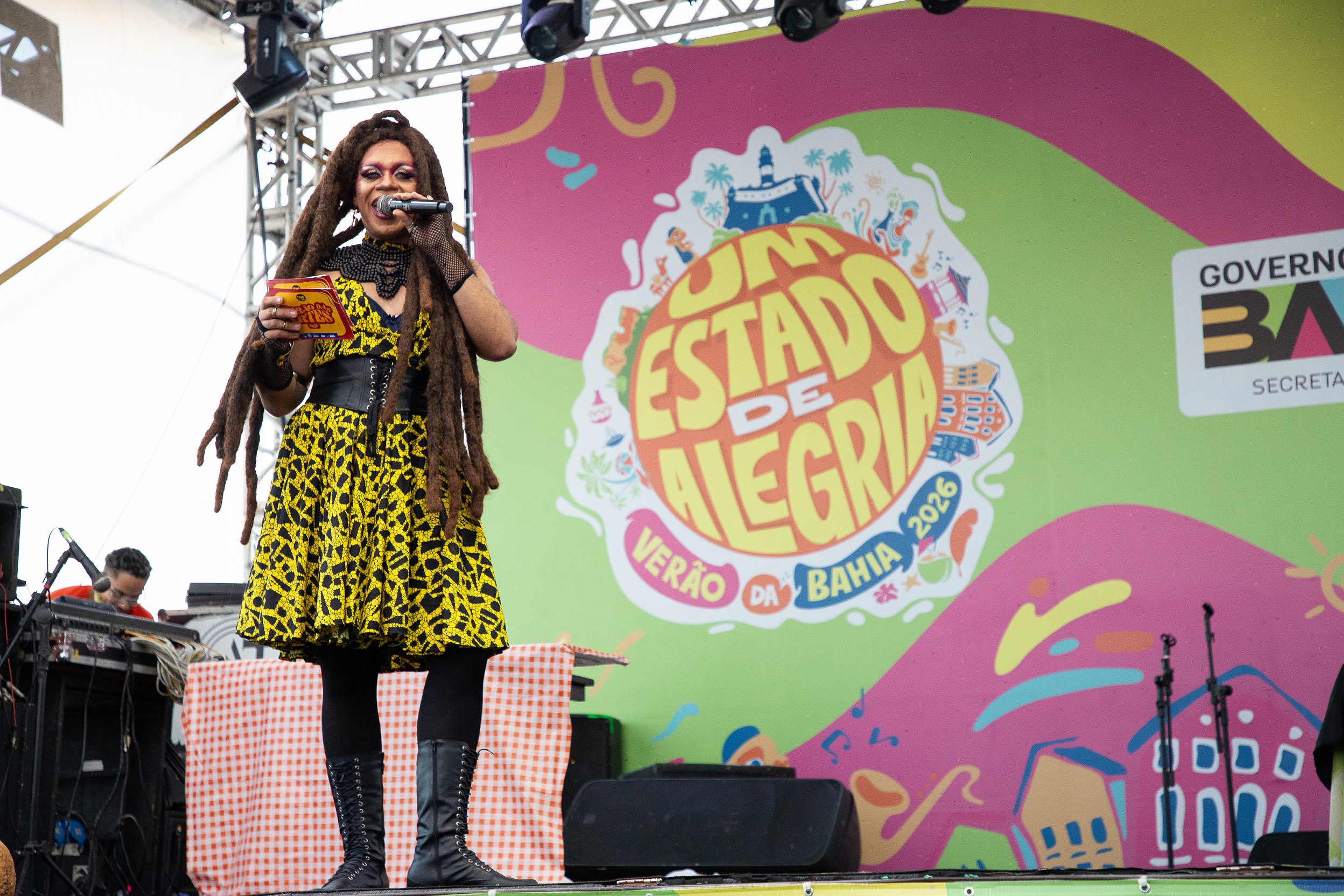 Thiago Romero apresentou o evento com drag queen Barbárie Bundi