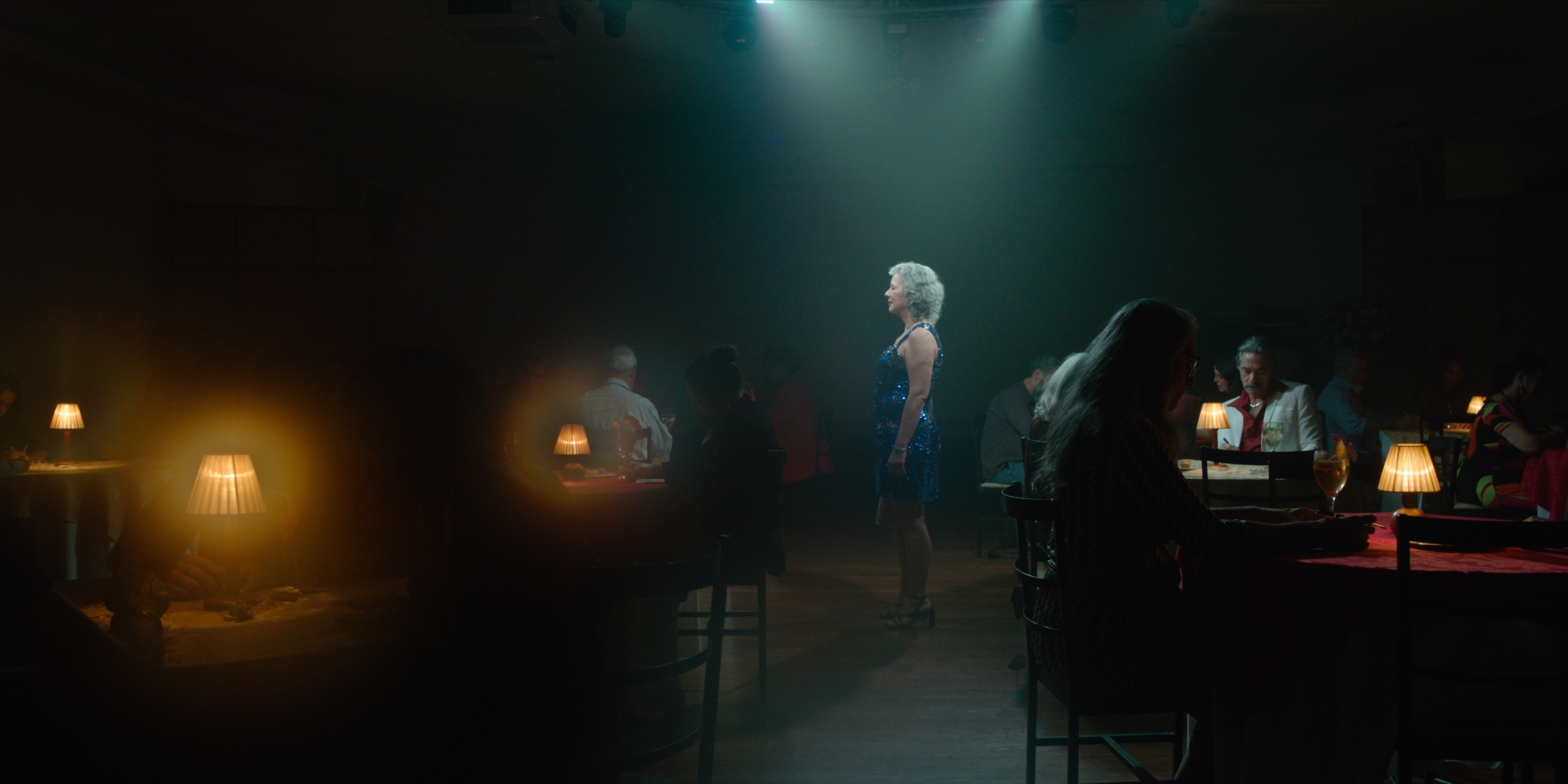 “Dolores” (2025), dirigido por Maria Clara Escobar e Marcelo Gomes, que narra a história de uma mulher às vésperas de completar 65 anos que sonha com a abertura de um cassino de sucesso