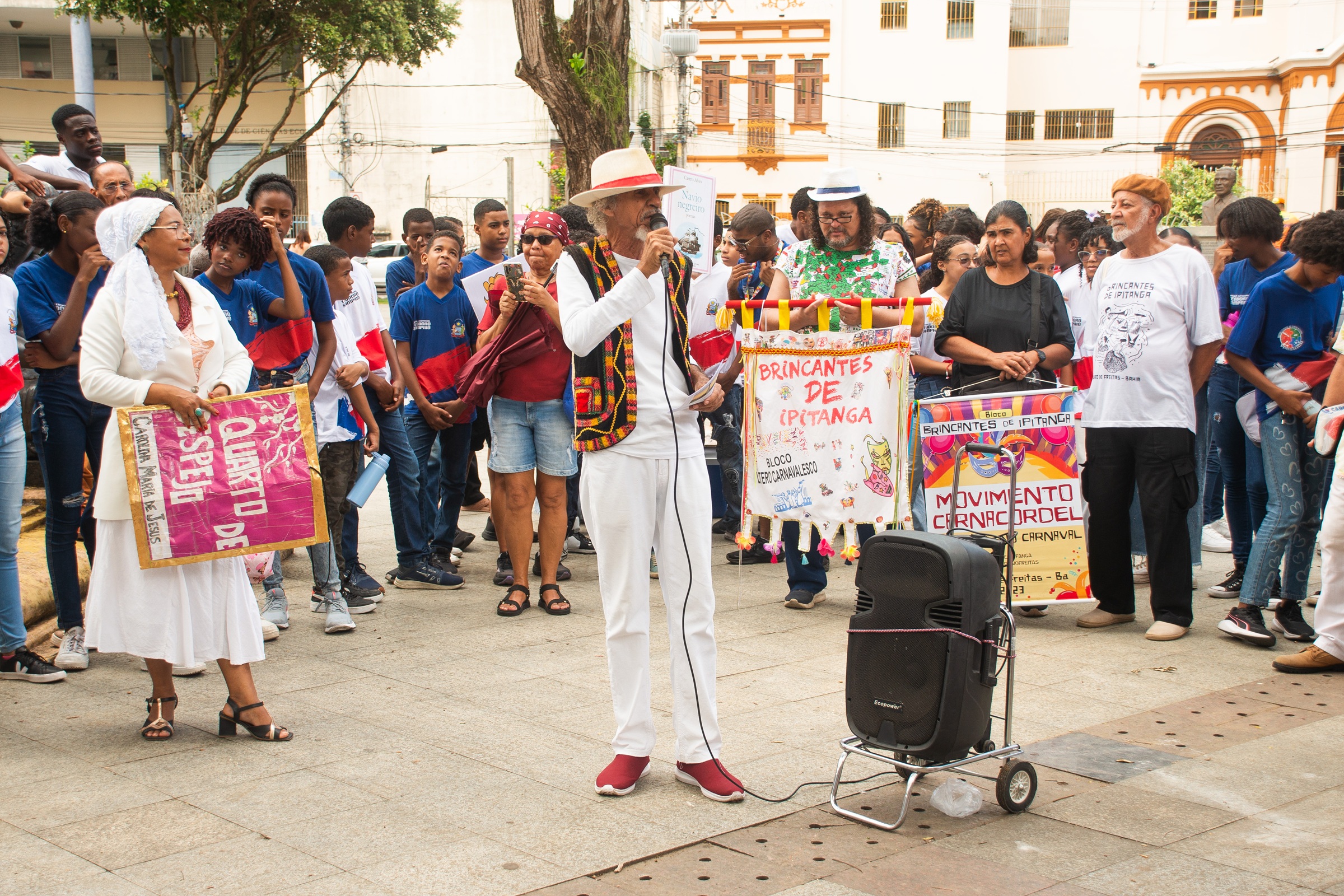 Durante o trajeto da Praça da Piedade à Praça Castro Alves, o público acompanhou recitais de textos autorais, performances cênicas e números musicais 
