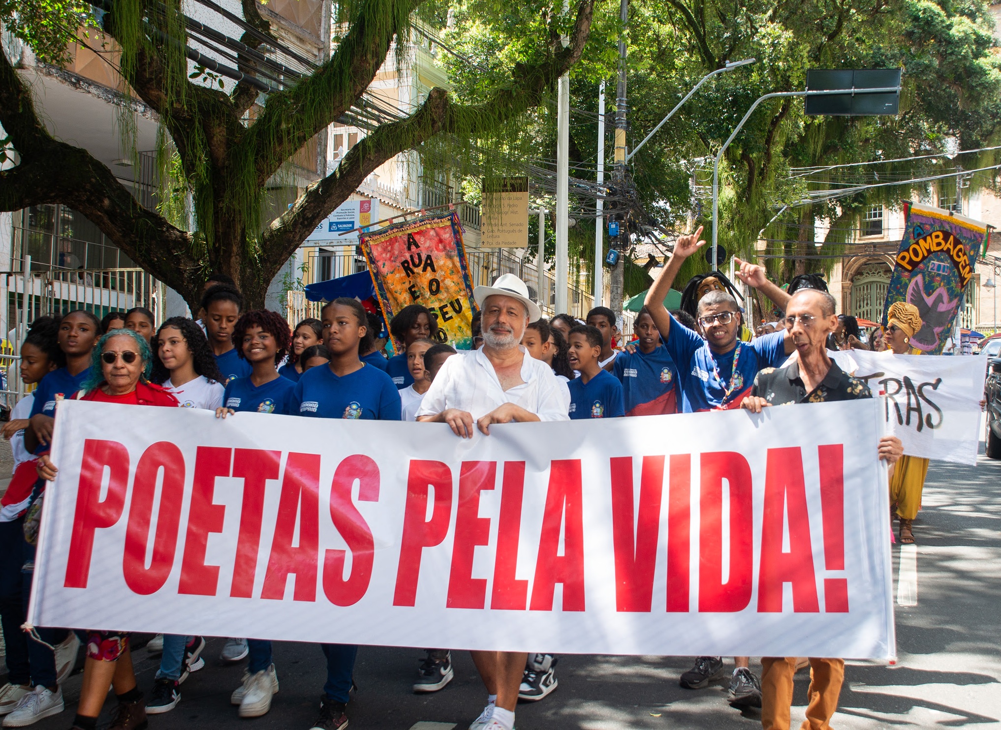 Durante o trajeto da Praça da Piedade à Praça Castro Alves, o público acompanhou recitais de textos autorais, performances cênicas e números musicais 
