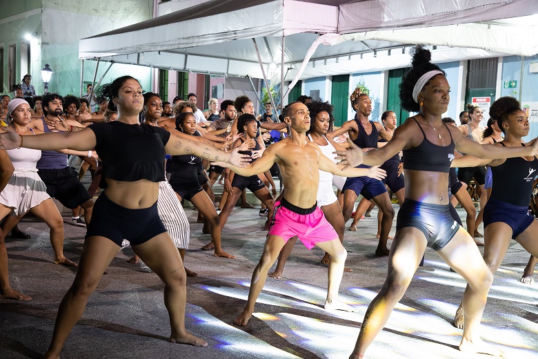 Aulões gratuitos e apresentação artística acontecem no dia 29 de abril, em Salvador  Em celebração ao Dia Internacional da Dança, a Escola de Dança da Fundação Cultural do Estado da Bahia (Funceb) promove, no próximo dia 29 de abril, uma programação especial voltada para estudantes do Curso Profissional da instituição. A ação será realizada na sede da Escola de Dança da Funceb e contará com aulões gratuitos e apresentação artística, reforçando o compromisso com a formação e o aprimoramento técnico dos disce