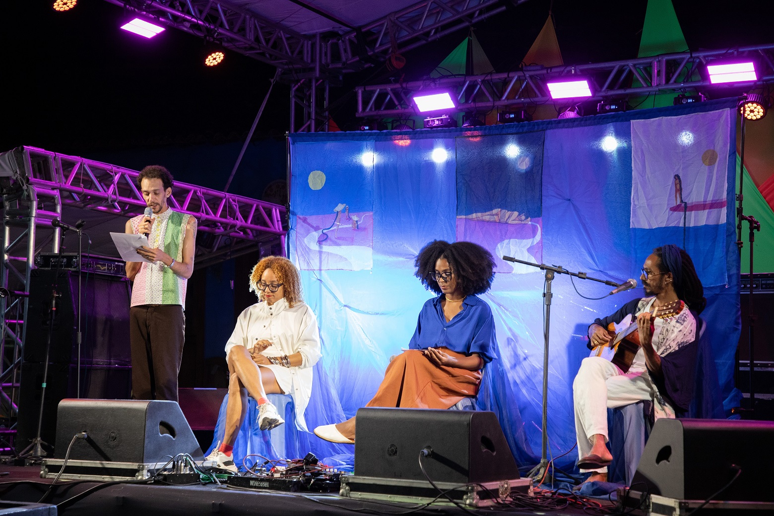 Selecionados no projeto Circulações Literárias da Funceb participam da 1ª Festa Literária de Igatu Artistas da palavra transformaram Igatu em palco vivo da oralidade, memória e criação contemporânea   Na atmosfera histórica de Igatu, distrito do município de Andaraí, região da Chapada Diamantina, a literatura ganhou voz e presença entre os dias 13 e 16 de maio, com a primeira edição da Festa Literária de Igatu (Fligatu). Artistas da palavra selecionados pelo edital Circulações Literárias Ano II marcaram pre