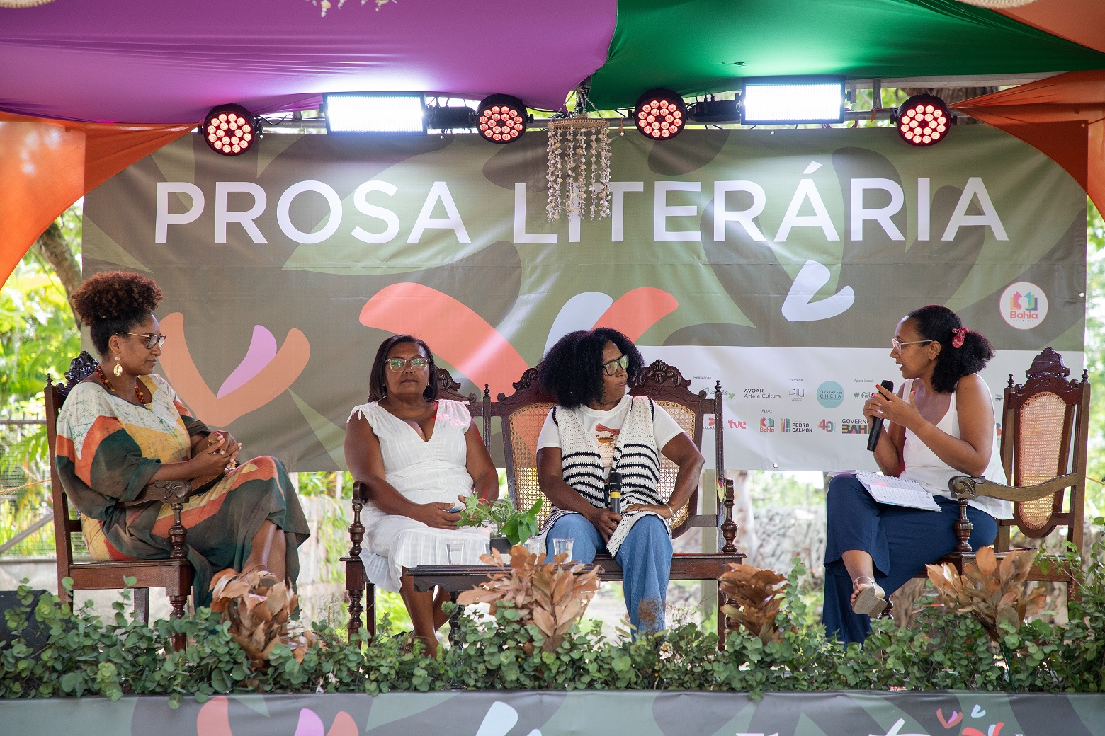 Selecionados no projeto Circulações Literárias da Funceb participam da 1ª Festa Literária de Igatu Artistas da palavra transformaram Igatu em palco vivo da oralidade, memória e criação contemporânea   Na atmosfera histórica de Igatu, distrito do município de Andaraí, região da Chapada Diamantina, a literatura ganhou voz e presença entre os dias 13 e 16 de maio, com a primeira edição da Festa Literária de Igatu (Fligatu). Artistas da palavra selecionados pelo edital Circulações Literárias Ano II marcaram pre