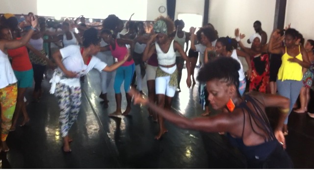 Dança dos Blocos Afro dos Cursos de Férias da FUNCEB. Dançarinos se movimentam ao comando de Vânia Silva Oliveira