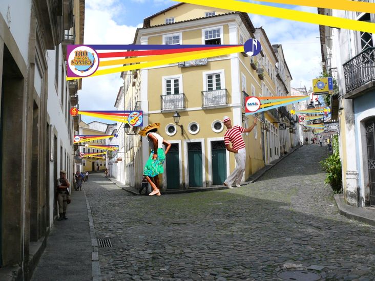 Ruas largos do Pelourinho estão decorados com figuras que homenageiam os cem anos do samba