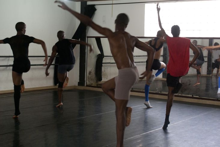 Várias modalidades de dança integram a lista de ofertas de Cursos Livres da Escola de Dança da Funceb