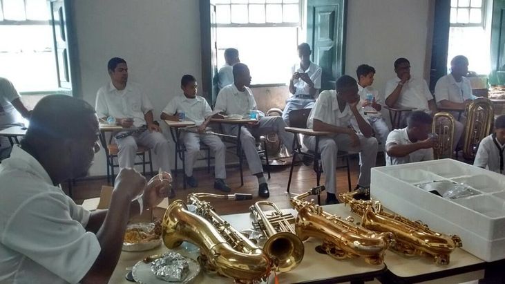 Sete bandas e três grupos culturais que participaram do Cortejo Cívico foram acolhidos em almoço no CFA e no Auditório Liceu/Funceb