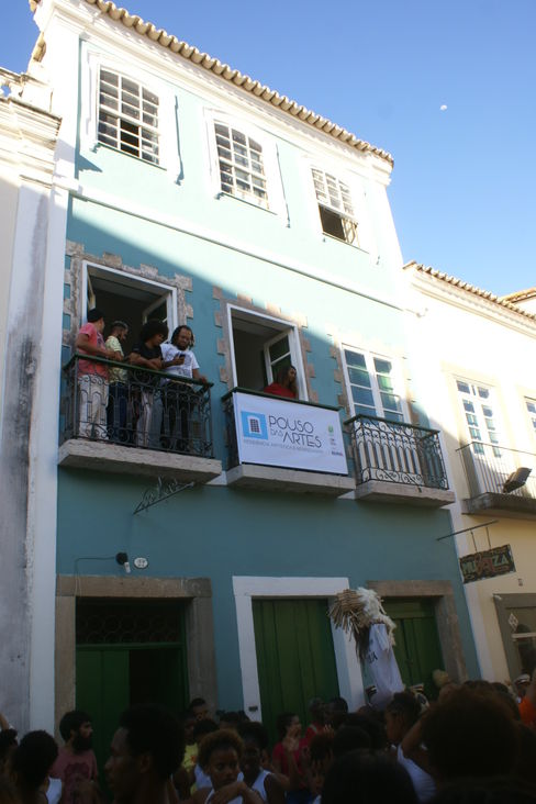 Funceb e Ipac abriram residência artística e hospedagem. Cortejo com alunos da Escola de Dança da Funceb e grupos convidados guiou o público do Pelourinho 
