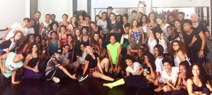 Escola de Dança da Funceb entrega donativos