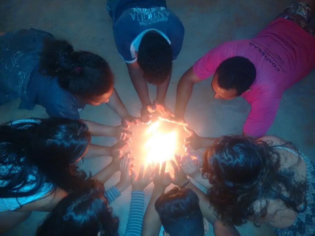 Foto 1 -  Técnica de relaxamento e energização, realizada nos encontros no Grupo Cultural Lamparinas Ambulantes