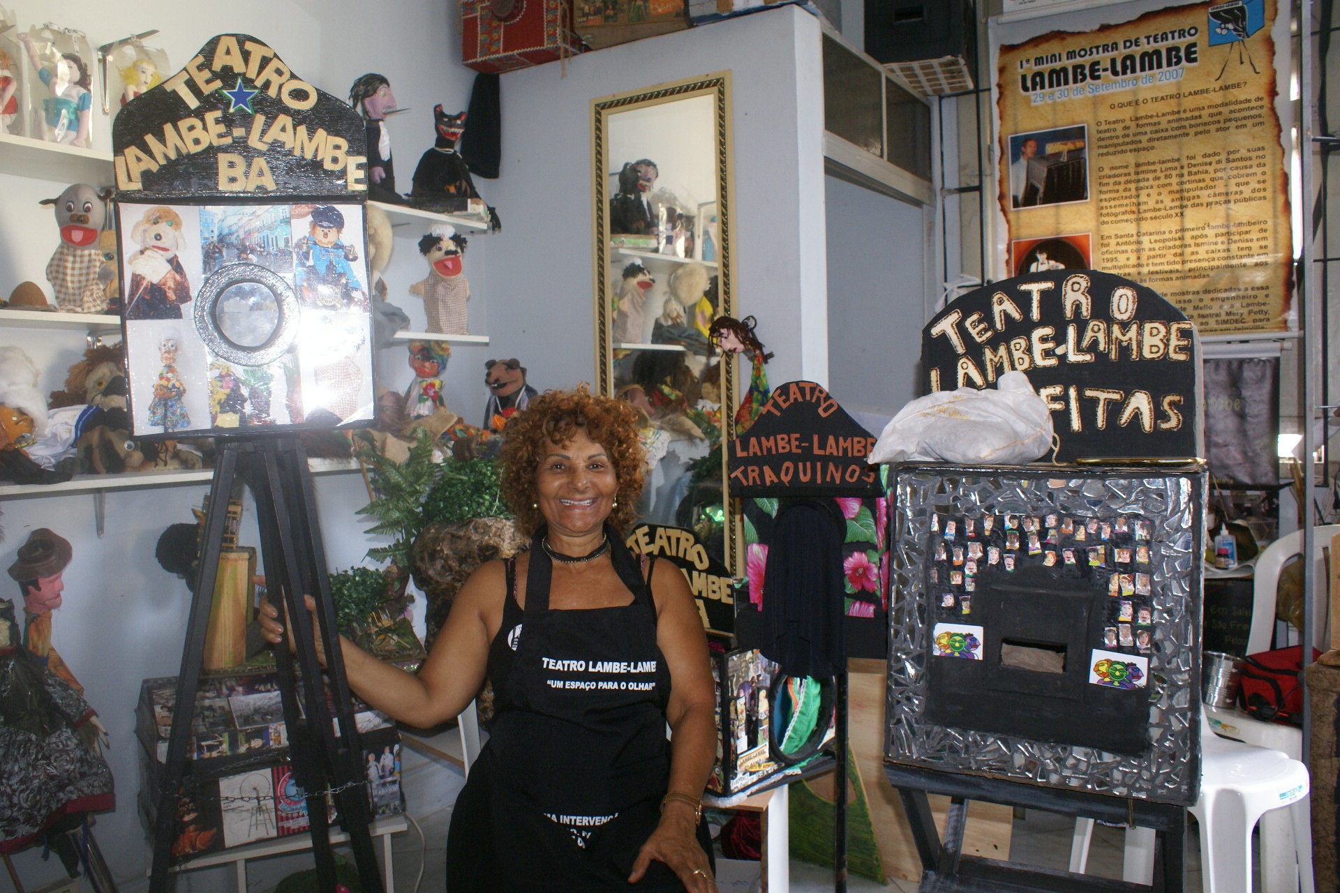 Denise posa ao lado de uma caixa lamb-lambe