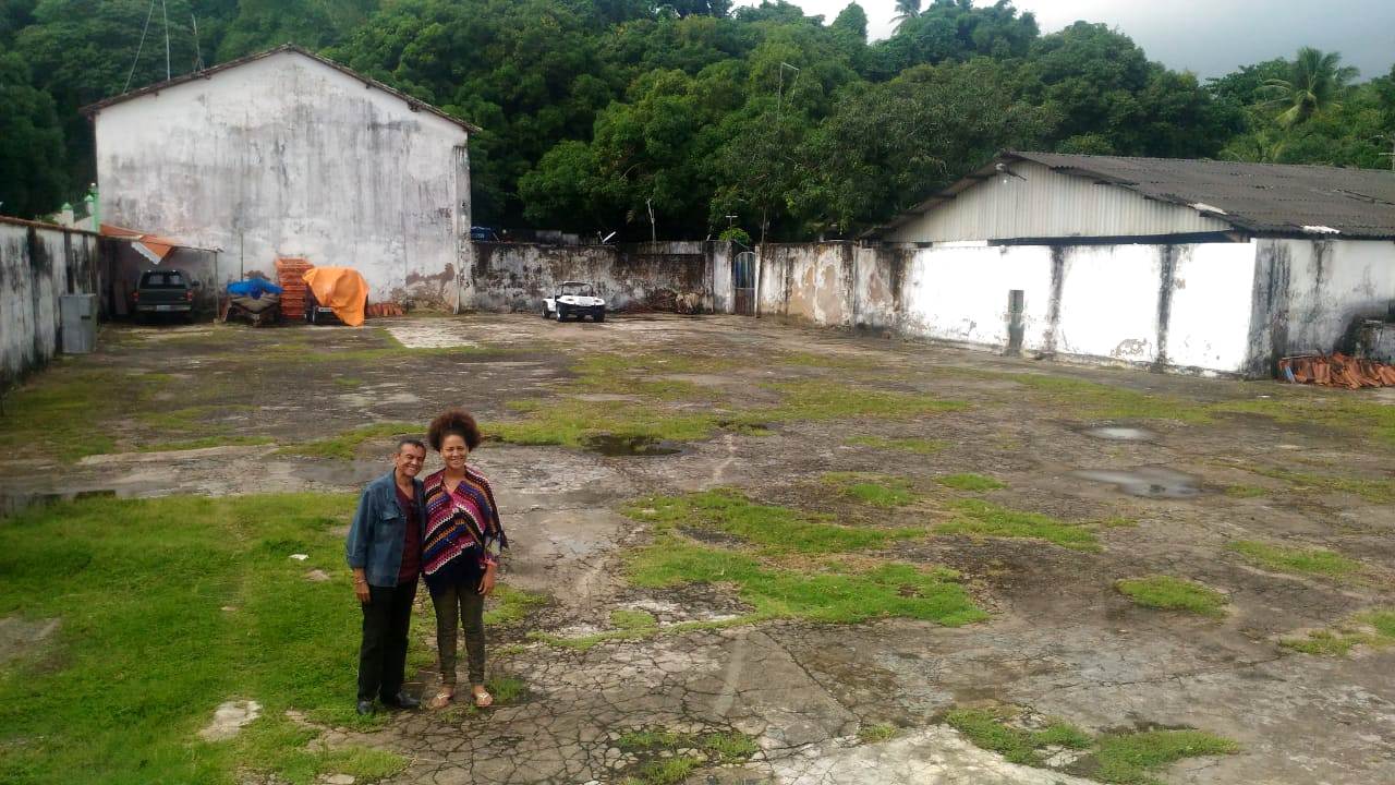 Vika e Marcos visitando terreno em Itaparica. 