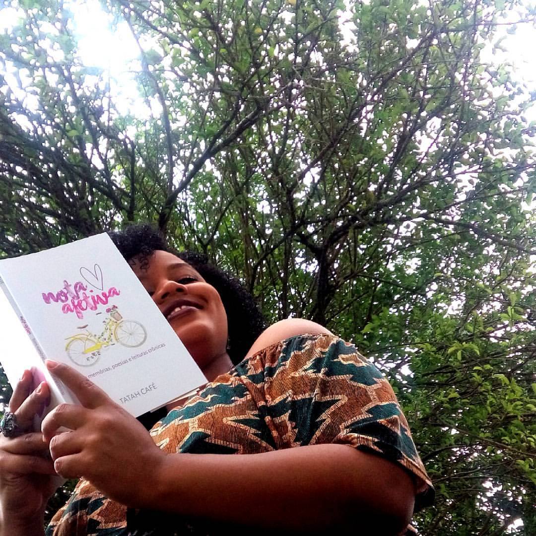 tatah entre as árvores com livro na mão