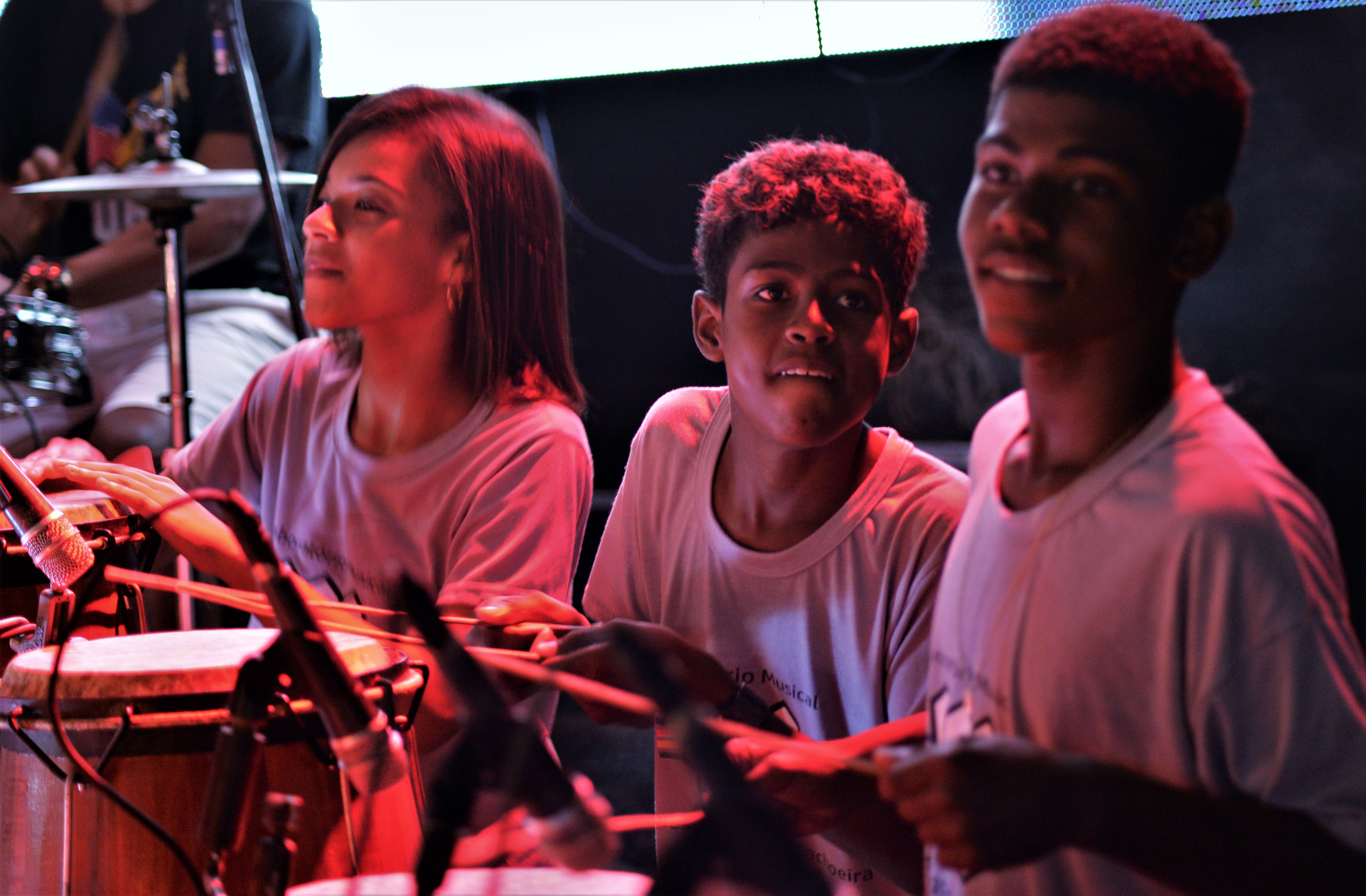 crianças na percussão da orquestra