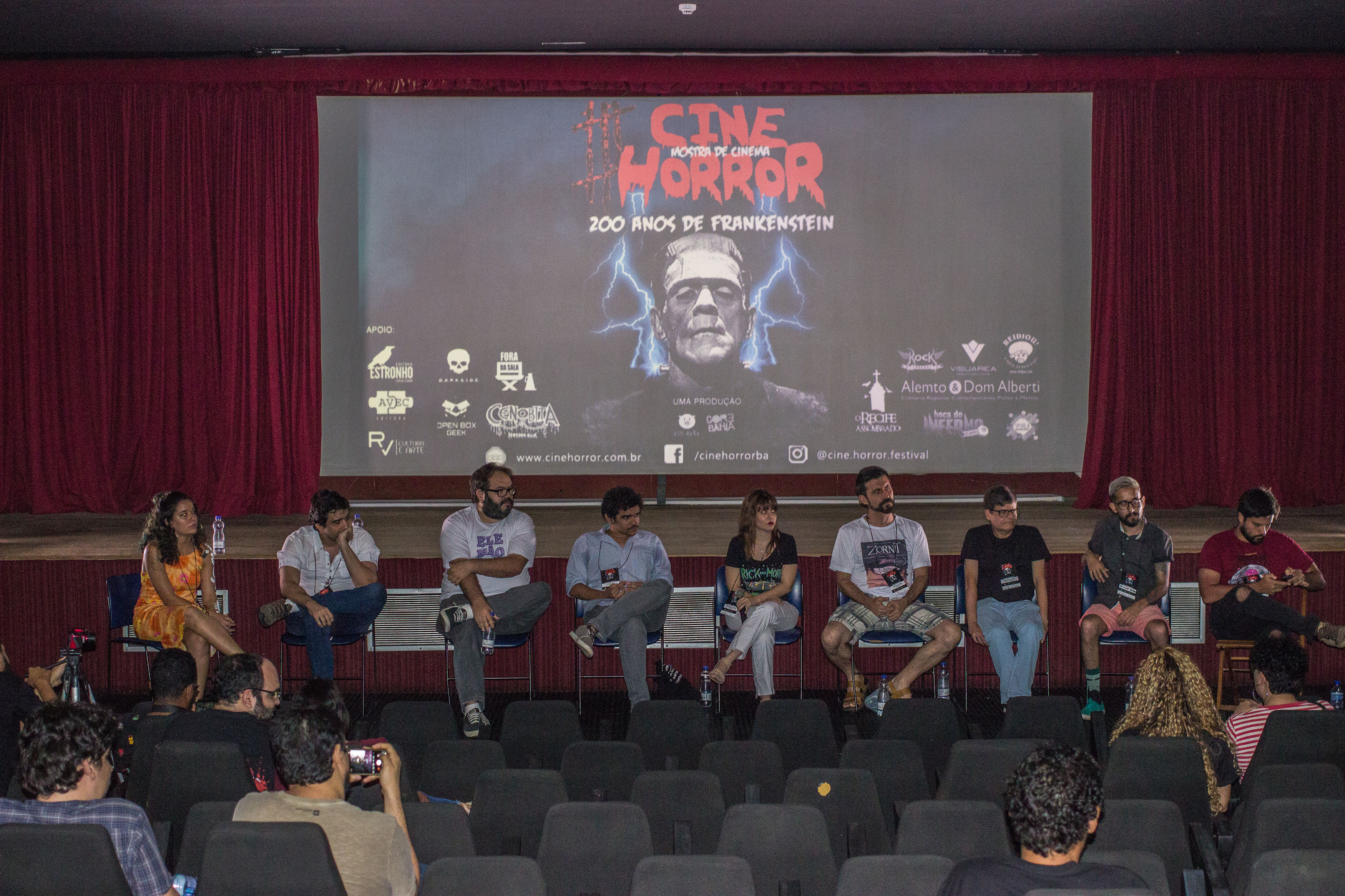 mesa de debate no palco da Sala Walter da Silveira