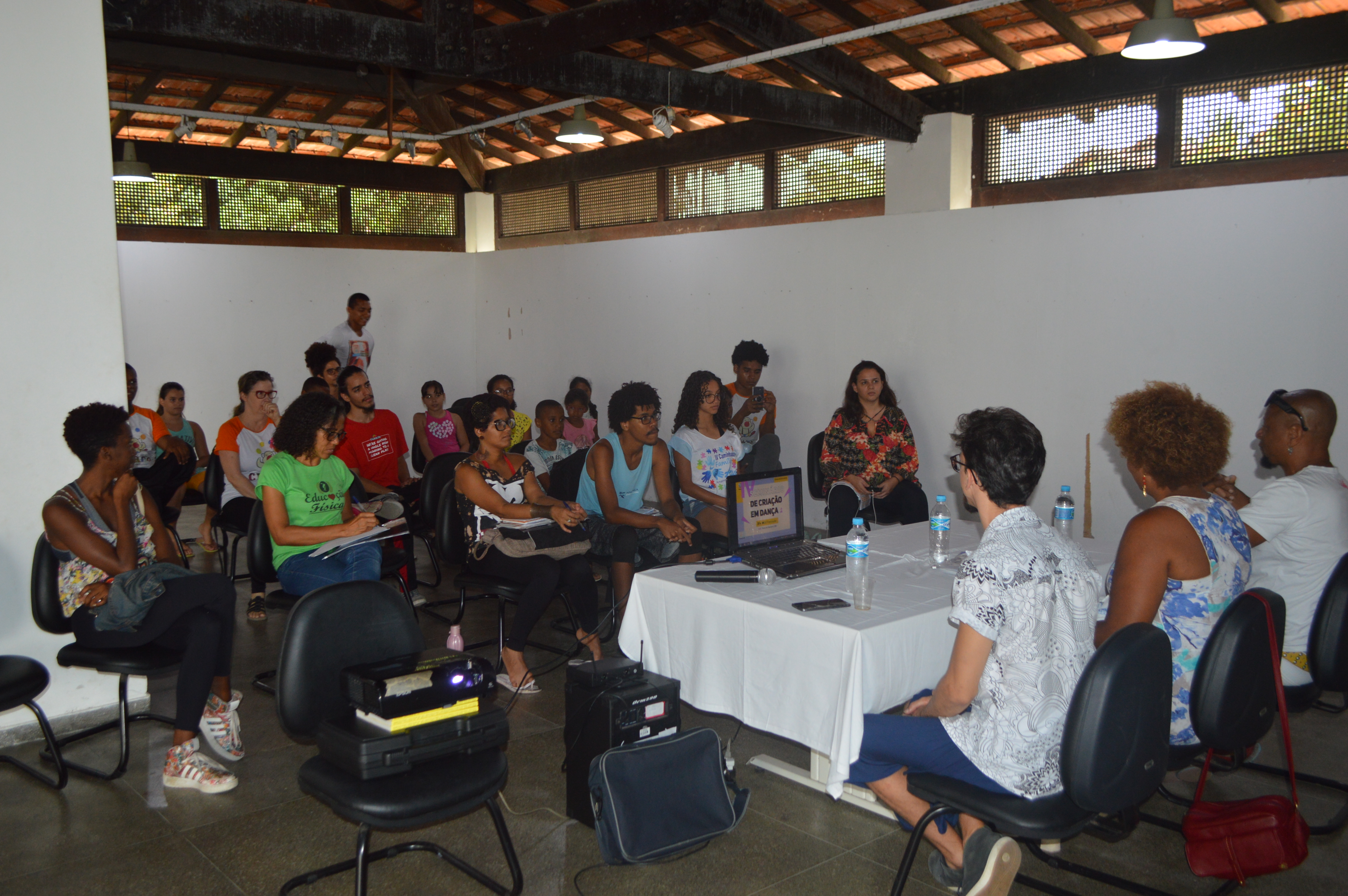 público em frente à mesa de abertura