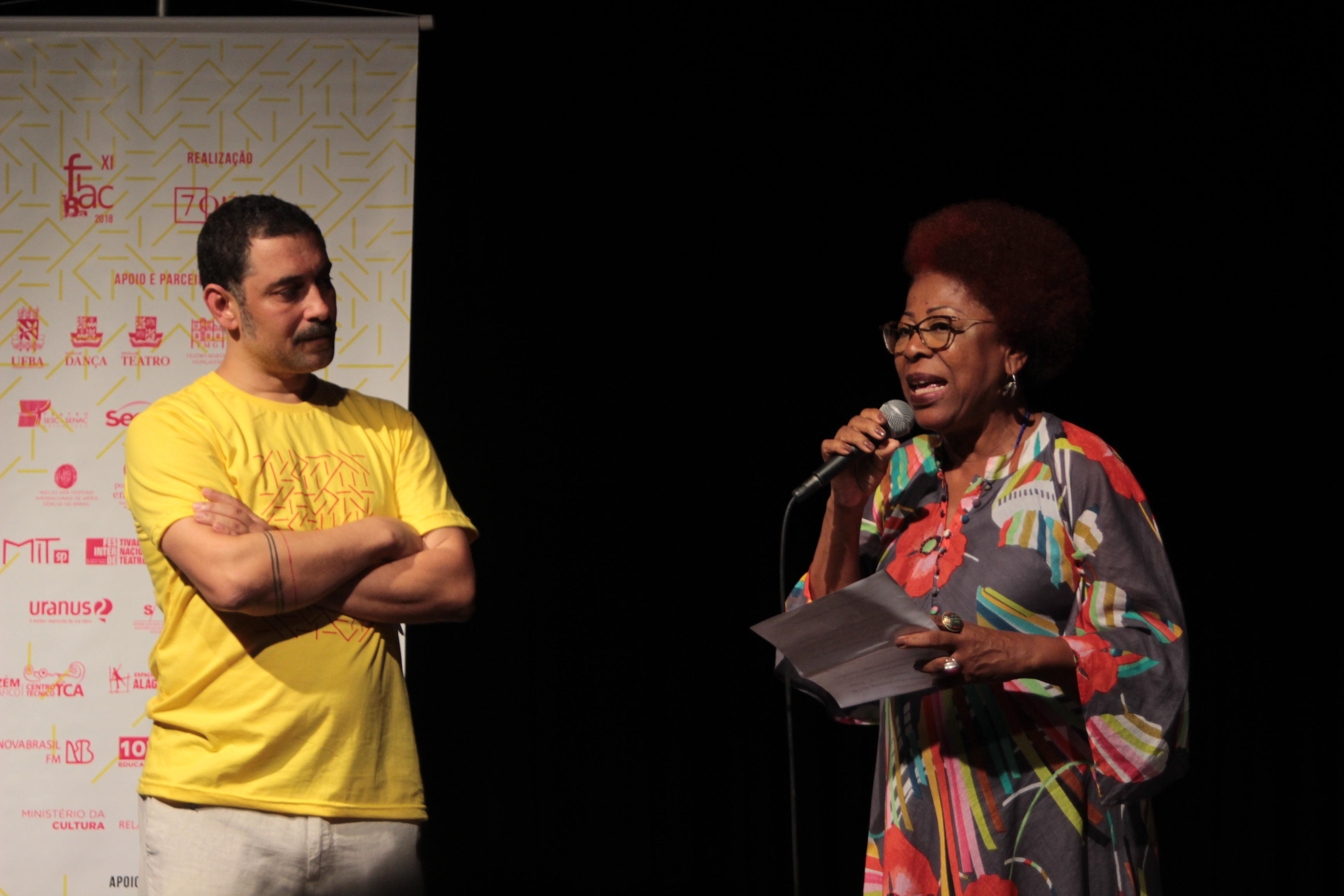 secretaria Arany, ao lado de Felipe Assim, no palco do Cabaré dos Novos