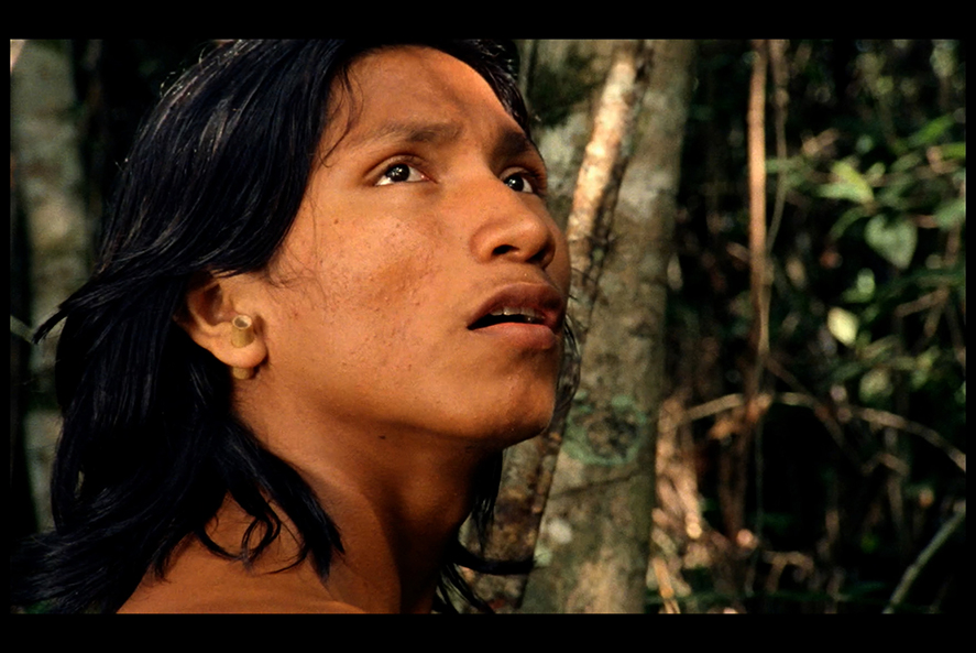 homem índio na mata. close no rosto