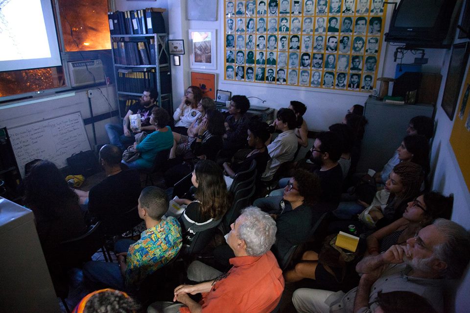 publico assistindo à mostra