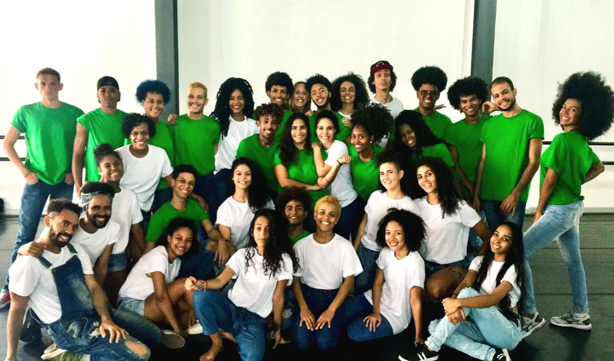 40 alunos do Curso Profissional da Funceb se apresentam em flashmoob na estação de metrô 