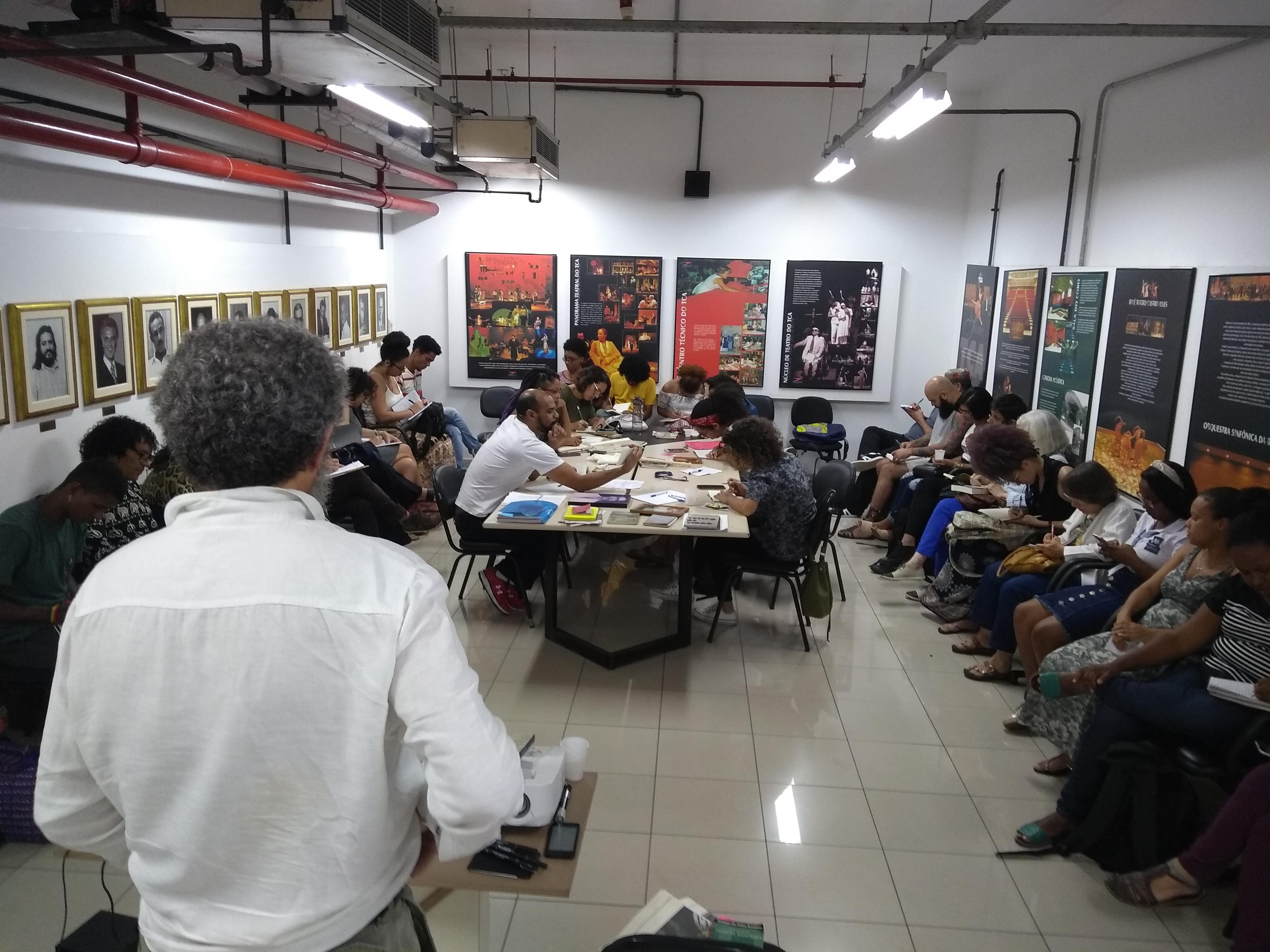 Samorone Lima e a turma da Oficina Escritas em Trânsito 