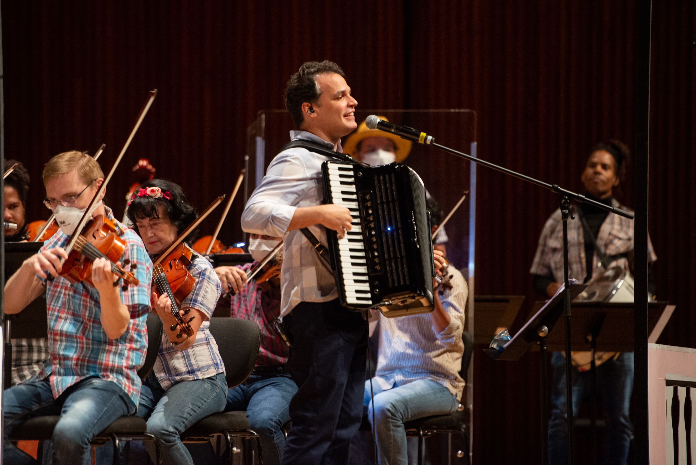 sanfoneiro se apresenta com orquestra