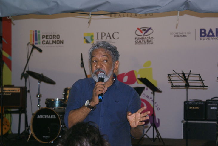 Maestro Letieres Leite, durante palestra sobre a Tropicália no Palacete das Artes 