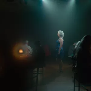 “Dolores” (2025), dirigido por Maria Clara Escobar e Marcelo Gomes, que narra a história de uma mulher às vésperas de completar 65 anos que sonha com a abertura de um cassino de sucesso