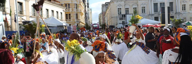 Ala de baianas liderou cortejo da Lavagem Cultural, da Rua Chile ao Largo Quincas Berro D'Água