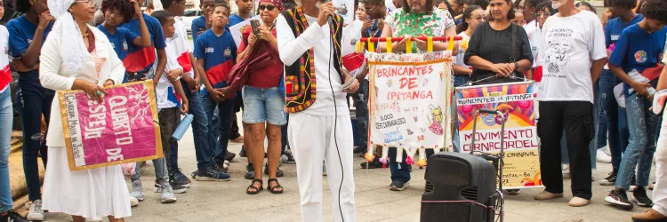 Durante o trajeto da Praça da Piedade à Praça Castro Alves, o público acompanhou recitais de textos autorais, performances cênicas e números musicais 
