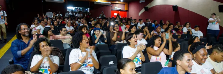 Programa Bahia Pela Paz leva 130 jovens para assistir filme “Sonho de Arrocha” através de articulação entre SJDH e SecultBA