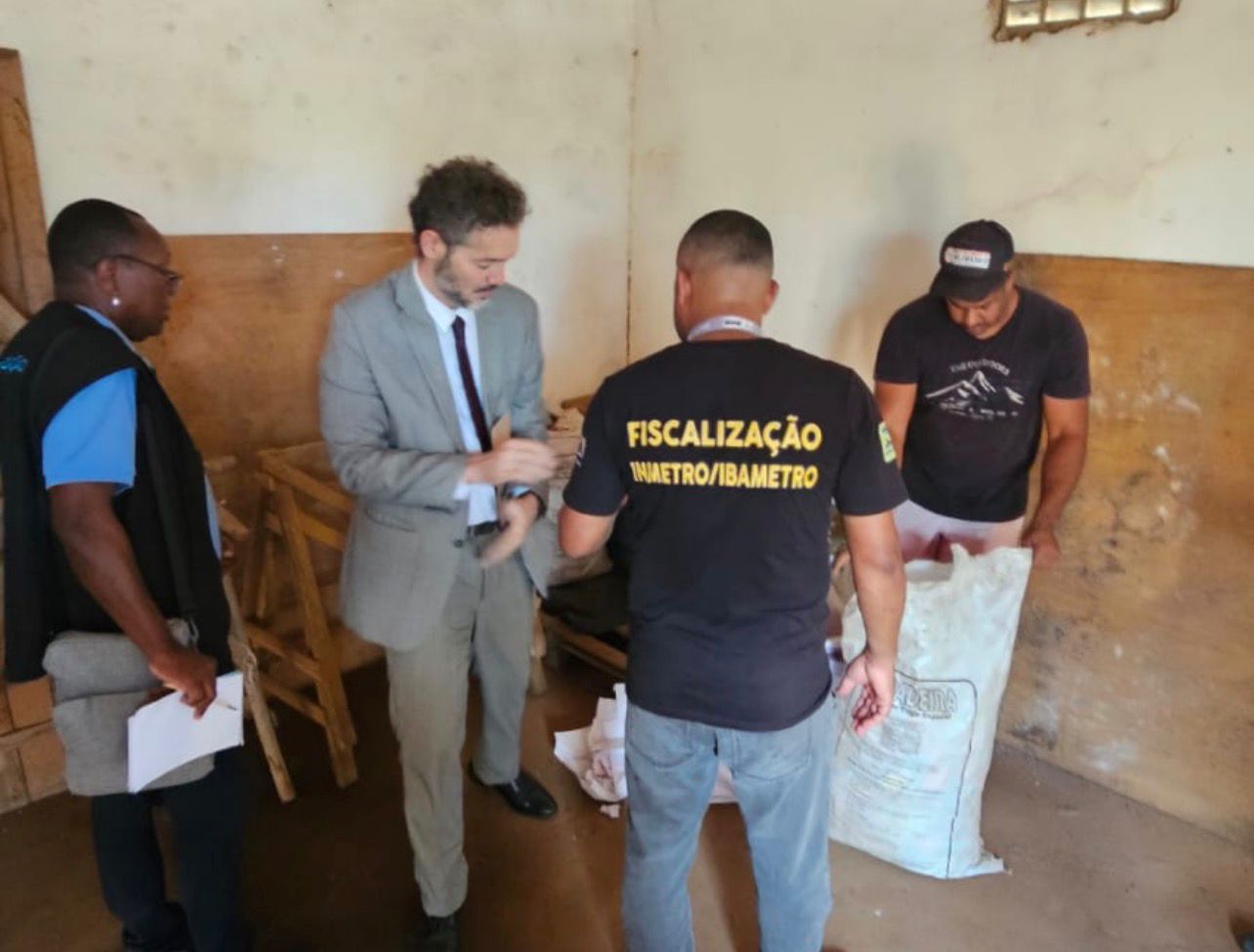 Operação de fiscalização em andamento: equipe verifica produtos e condições de armazenamento, reforçando o compromisso com a qualidade, segurança e respeito ao consumidor.