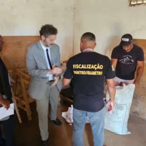 Operação de fiscalização em andamento: equipe verifica produtos e condições de armazenamento, reforçando o compromisso com a qualidade, segurança e respeito ao consumidor.