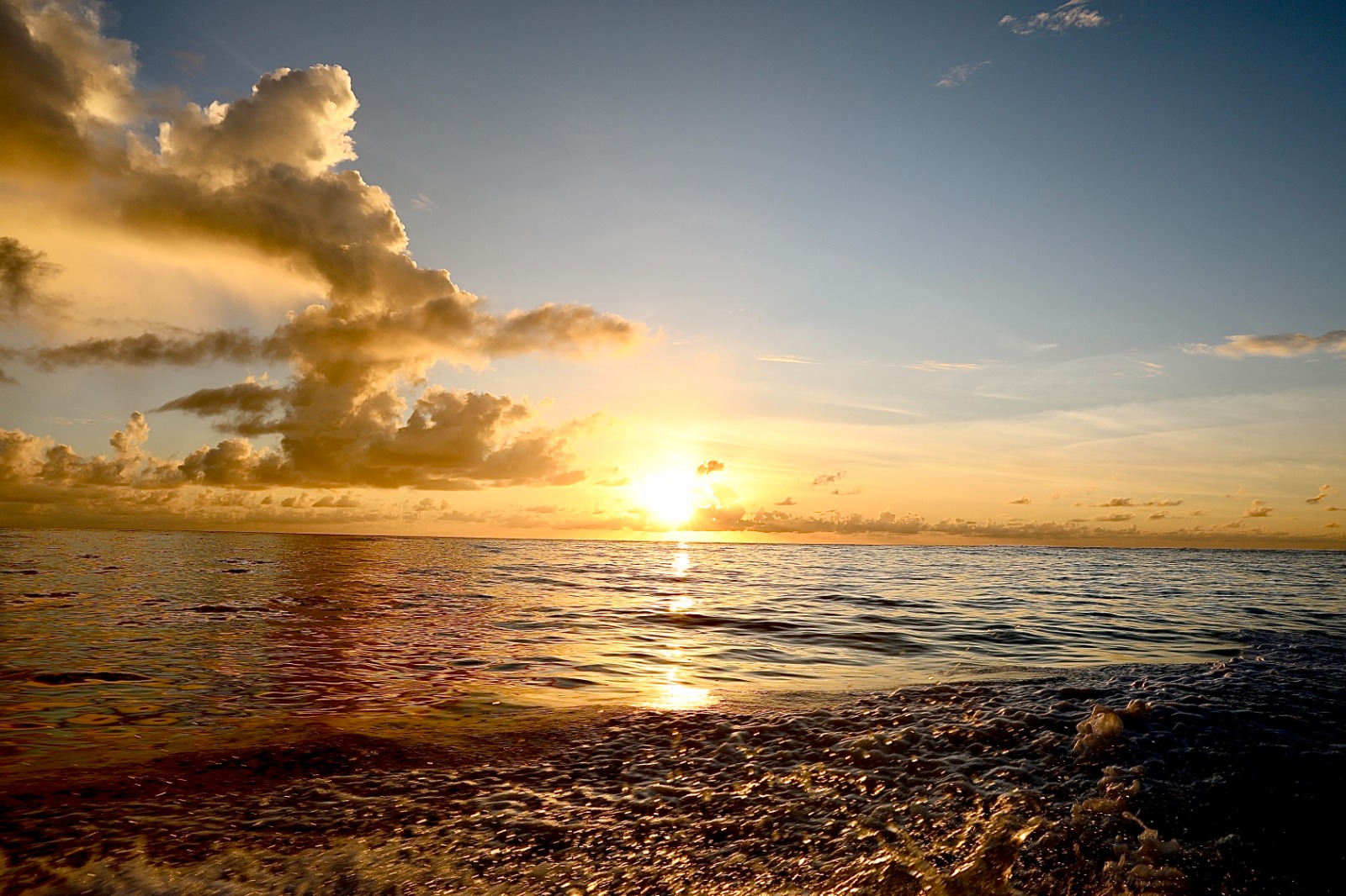 Fim de semana com sol e chuvas passageiras no litoral baiano