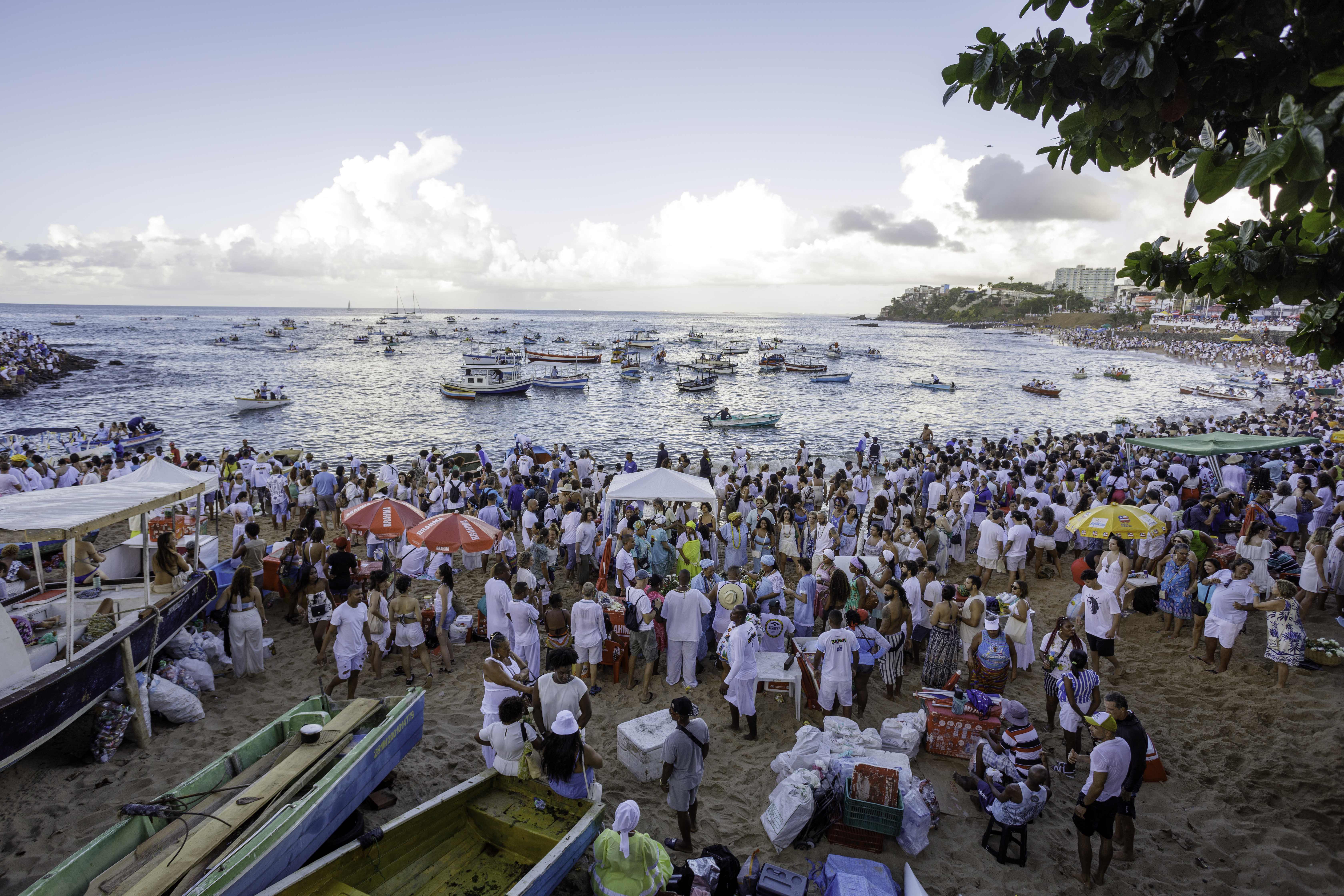 Previsão do Tempo: Chuvas isoladas no litoral marcam a Festa de Iemanjá e o final de semana