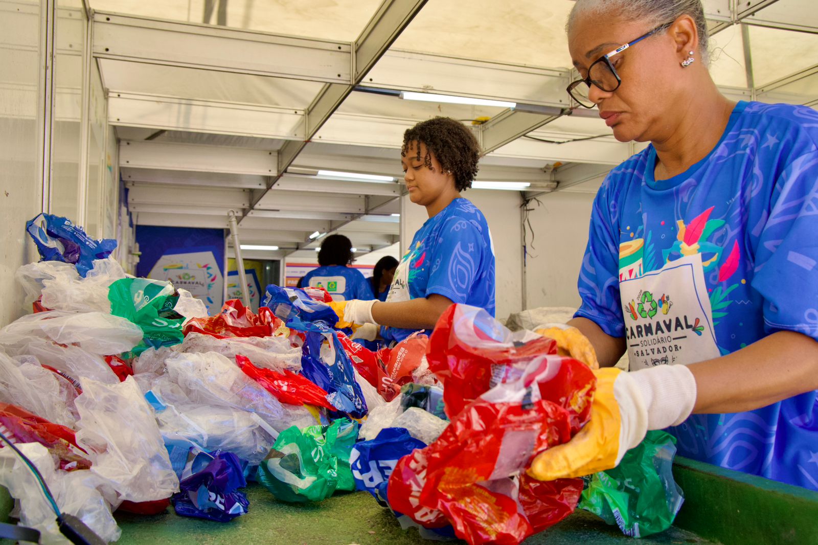 Mais de 140 toneladas retiradas das ruas: reciclagem transforma o Carnaval em renda e política pública ambiental