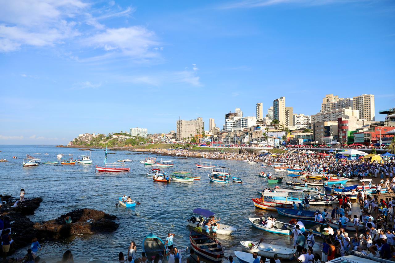 Sacolas ecológicas marcam ação ambiental nas celebrações de Yemanjá e reforçam combate ao lixo no mar