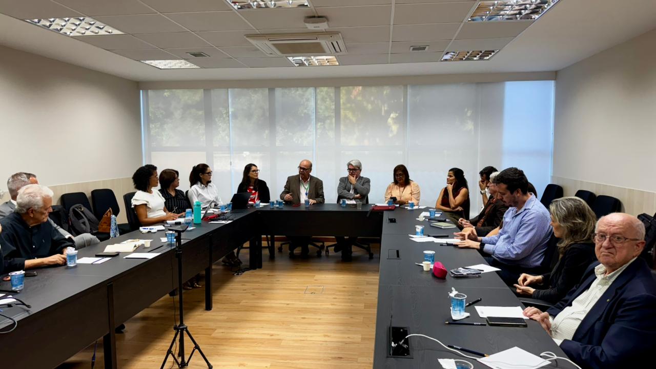 Diretor-geral do Inema defende diálogo para aprimorar licenciamento ambiental durante reunião da FIEB