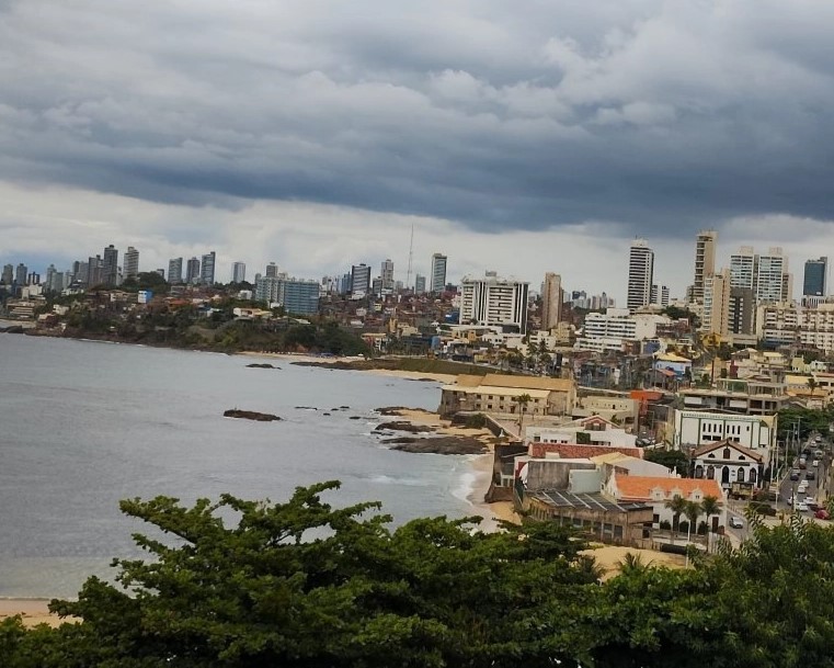 Previsão do Tempo: Cavado Invertido mantém chuvas no litoral baiano no fim de semana, aponta Inema