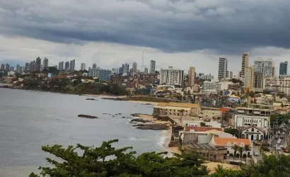 Previsão do Tempo: Cavado Invertido mantém chuvas no litoral baiano no fim de semana, aponta Inema