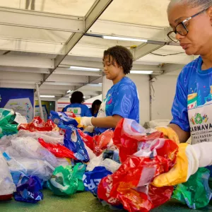 Mais de 140 toneladas retiradas das ruas: reciclagem transforma o Carnaval em renda e política pública ambiental