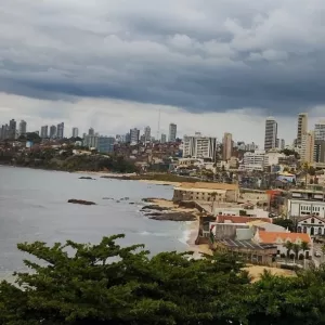 Previsão do Tempo: Cavado Invertido mantém chuvas no litoral baiano no fim de semana, aponta Inema