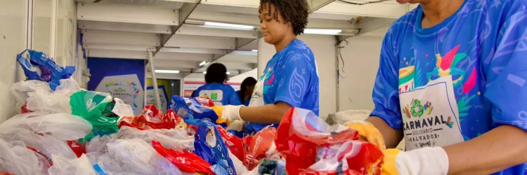 Mais de 140 toneladas retiradas das ruas: reciclagem transforma o Carnaval em renda e política pública ambiental