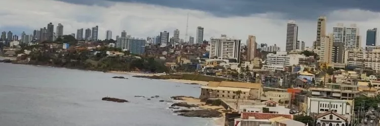 Previsão do Tempo: Cavado Invertido mantém chuvas no litoral baiano no fim de semana, aponta Inema