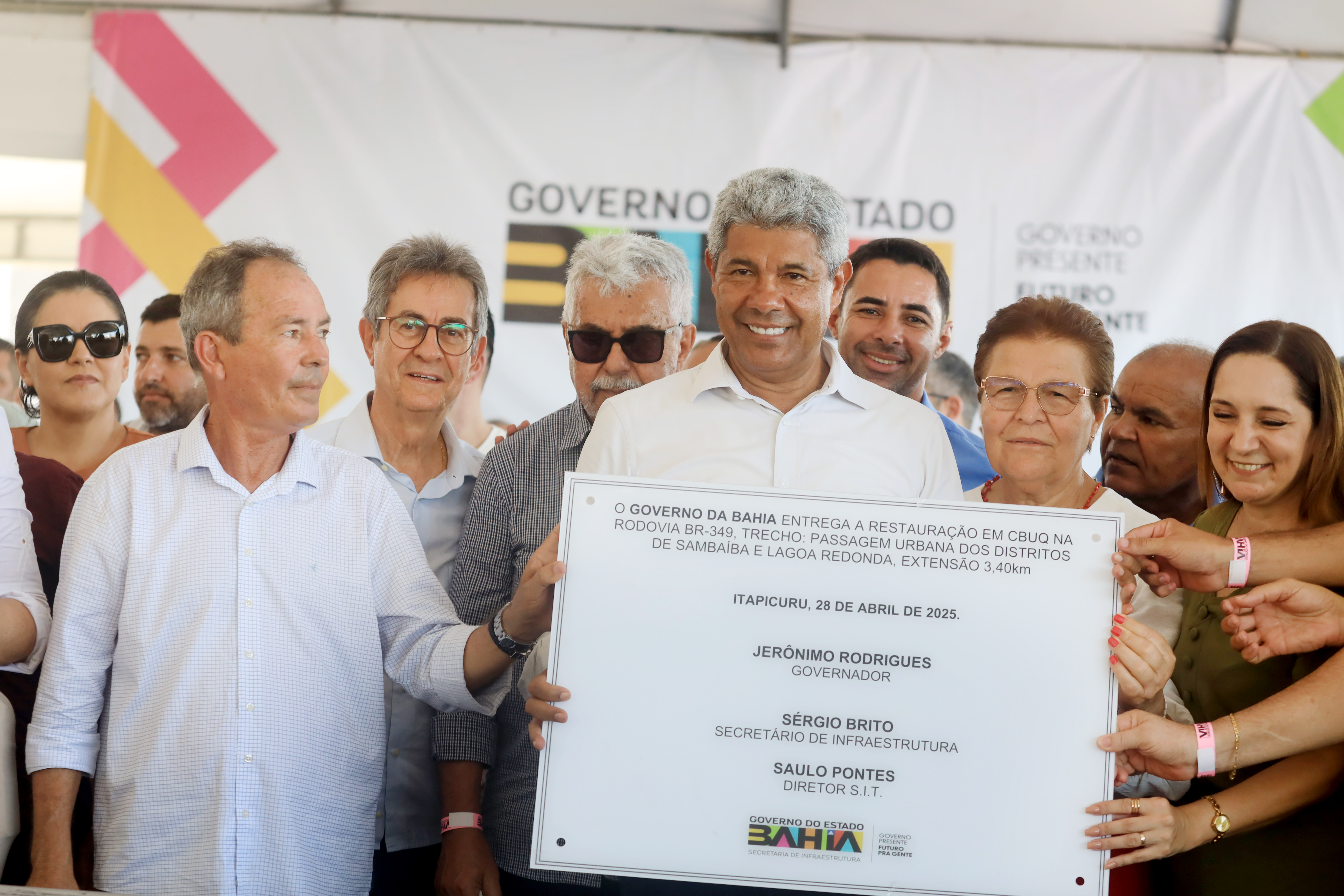 Em Itapicuru, governador entrega obras de infraestrutura.